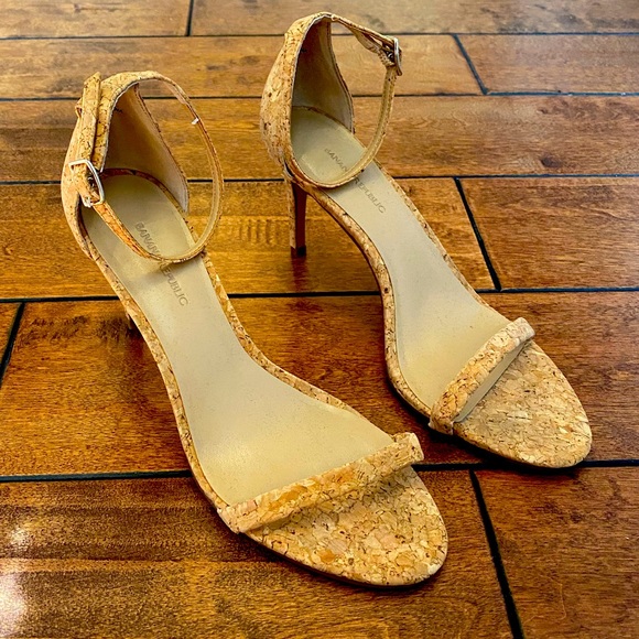 BANANA REPUBLIC Heals - Picture 2 of 3